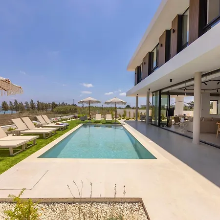 New 4 Bedroom With Panoramic Sea Views *