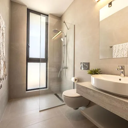 New 4 Bedroom With Panoramic Sea Views 帕拉利米尼