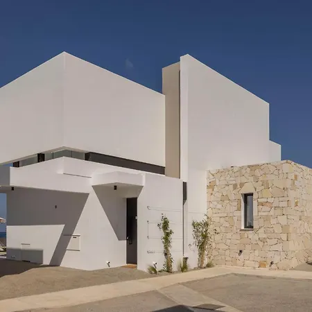 New 4 Bedroom With Panoramic Sea Views